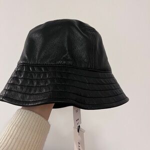 Aritzia hat new with tag
